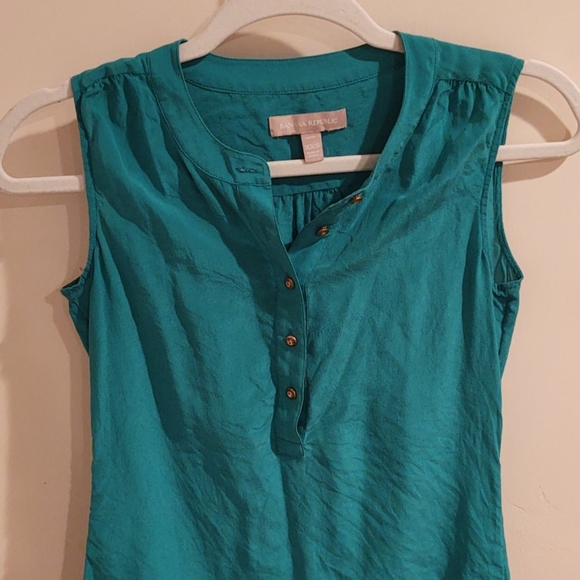 Sleeveless Banana Republic Blouse - Picture 3 of 4